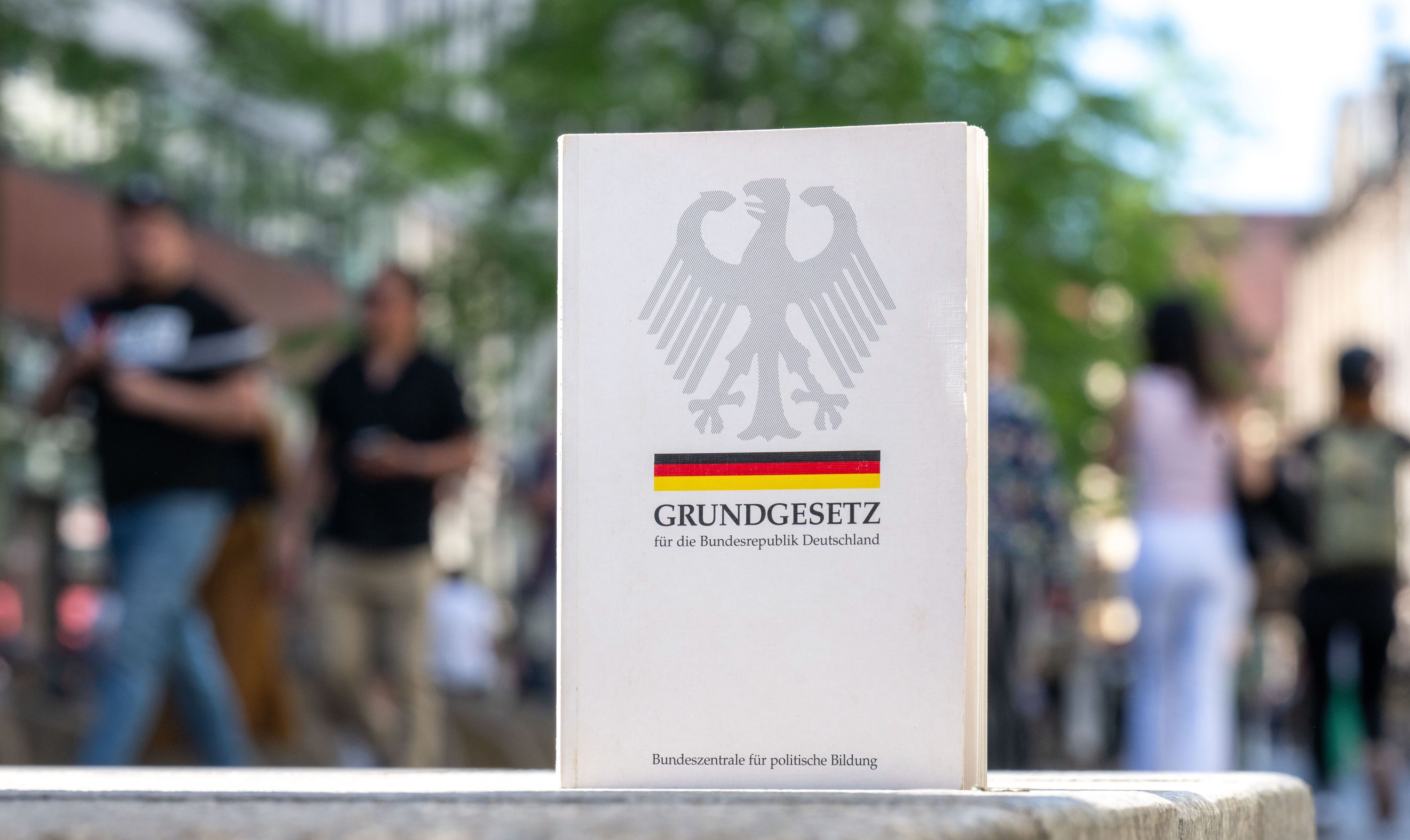 Ein Grundgesetz steht in einer Fußgängerzone.