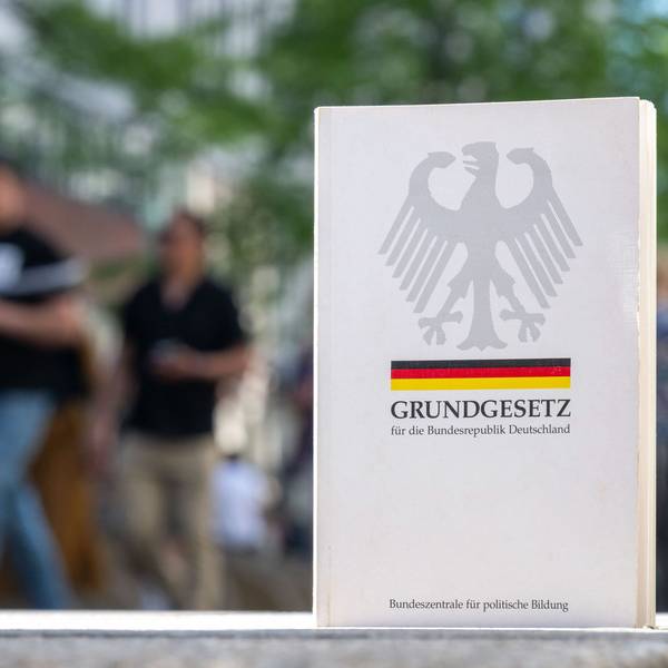 Ein Grundgesetz steht in einer Fußgängerzone.