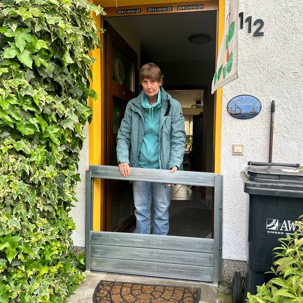 Sabine Działas macht ihre Haustüre bei Starkregen seit der letzten Überflutung dicht und lebt in Sorge.