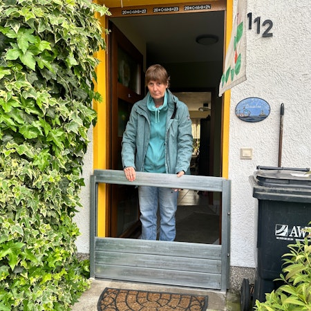 Sabine Działas macht ihre Haustüre bei Starkregen seit der letzten Überflutung dicht und lebt in Sorge.
