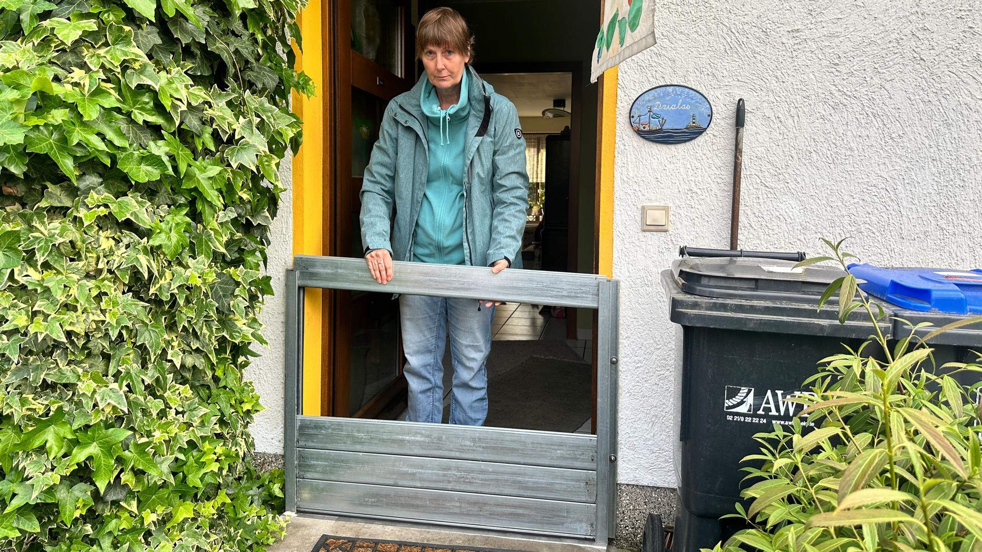 Sabine Działas macht ihre Haustüre bei Starkregen seit der letzten Überflutung dicht und lebt in Sorge.