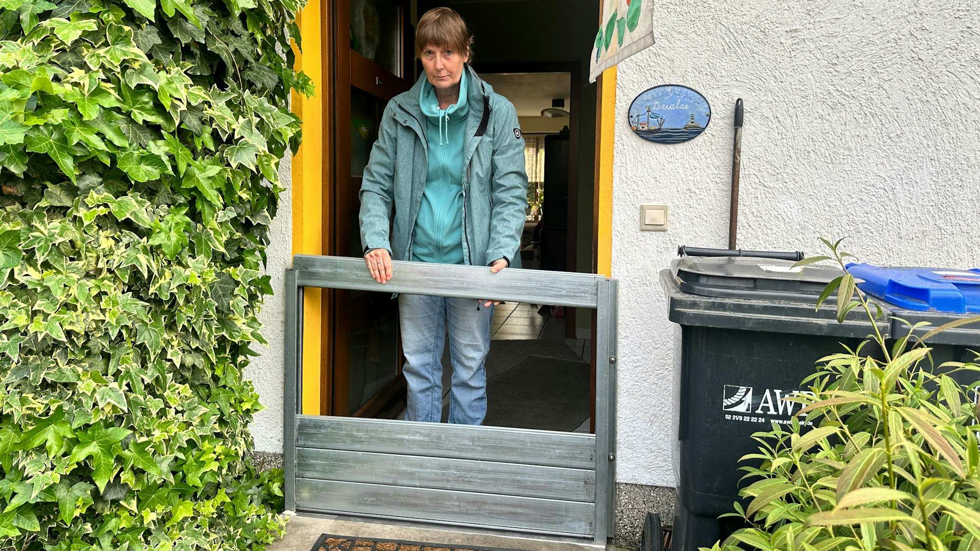 Sabine Działas macht ihre Haustüre bei Starkregen seit der letzten Überflutung dicht und lebt in Sorge.
