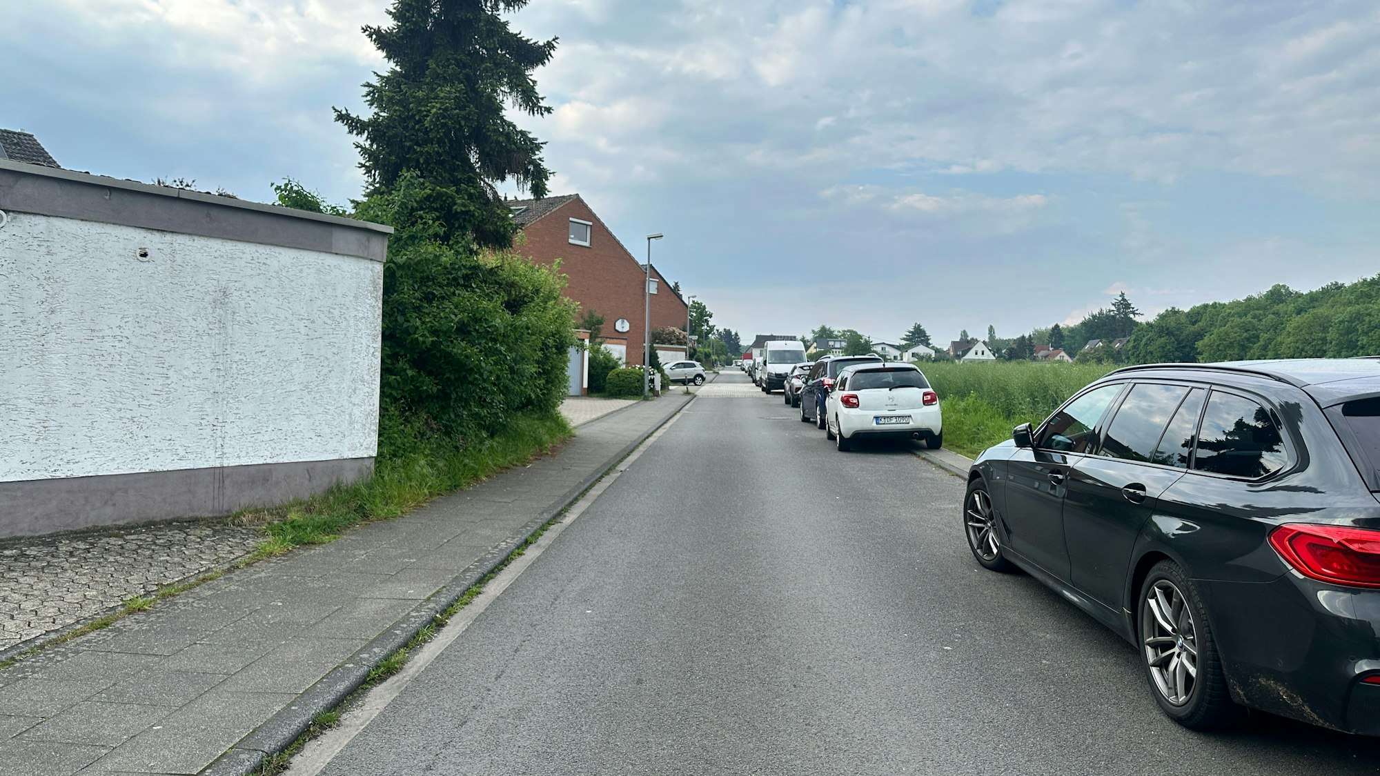 Der schmale Falkenweg soll Richtung Autobahn auf der rechten Seite bebaut werden.