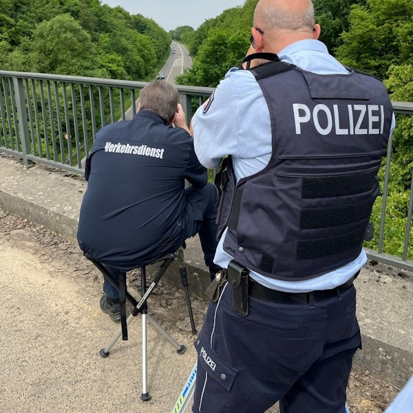 Zwei Polizisten kontrollierten von einer Brücke aus den Verkehr auf der B 59.
