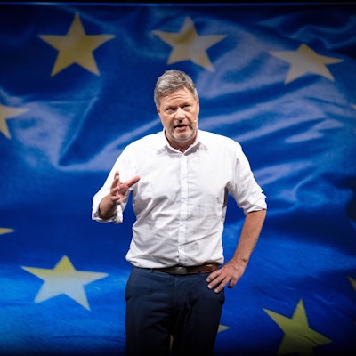 Robert Habeck (Bündnis 90/Die Grünen), Bundesminister für Wirtschaft und Klimaschutz, spricht bei einem Wahlkampftermin vor der Europawahl vom Grünen-Landesverband Bremen über den Klimawandel.