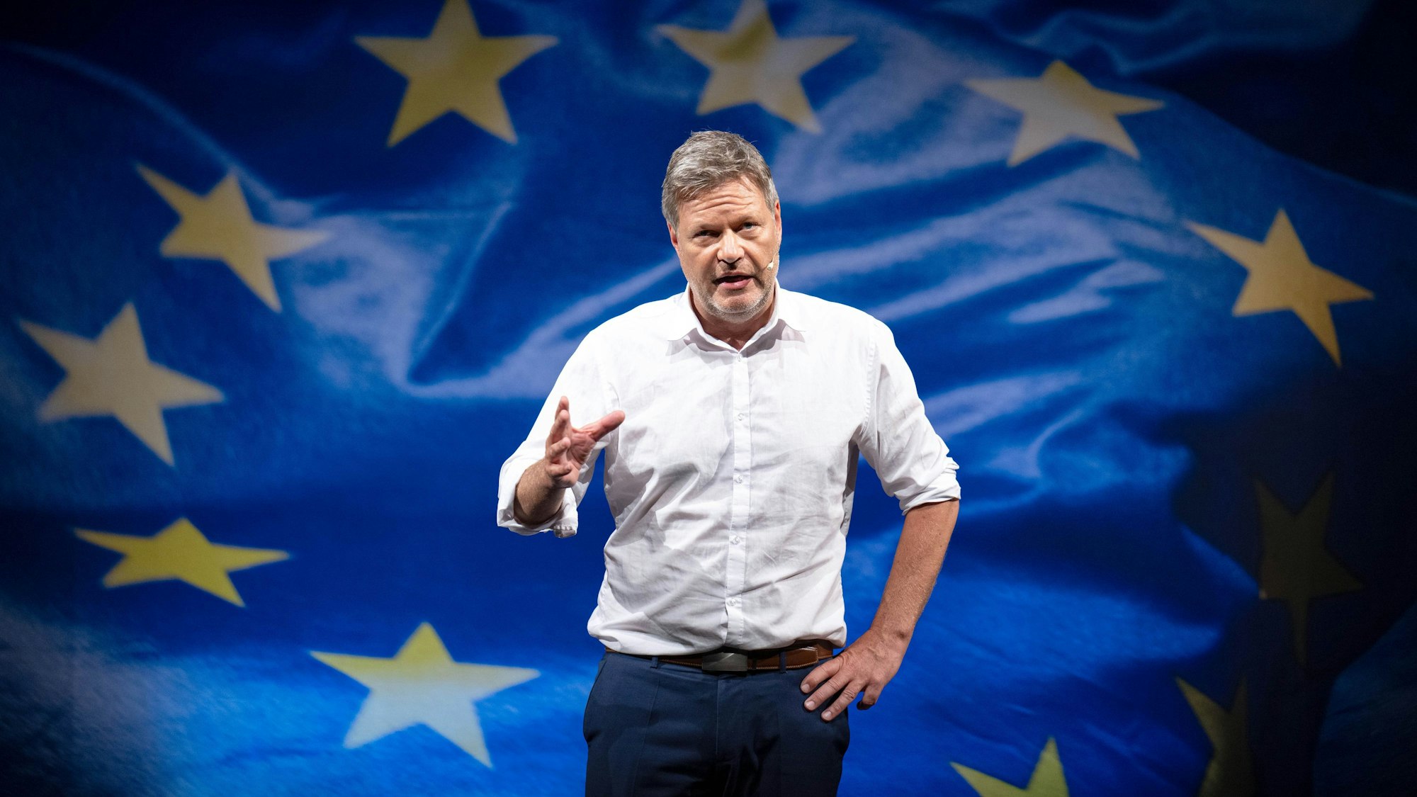 Robert Habeck (Bündnis 90/Die Grünen), Bundesminister für Wirtschaft und Klimaschutz, spricht bei einem Wahlkampftermin vor der Europawahl vom Grünen-Landesverband Bremen über den Klimawandel.