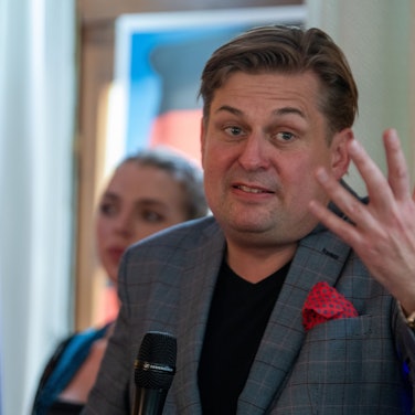 Maximilian Krah, Spitzenkandidat der AfD zur Europawahl, spricht bei einer Wahlveranstaltung in einem Gasthaus. (Archivbild)