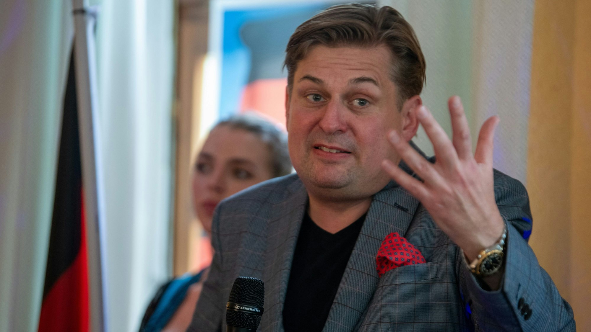 Maximilian Krah, Spitzenkandidat der AfD zur Europawahl, spricht bei einer Wahlveranstaltung in einem Gasthaus. (Archivbild)