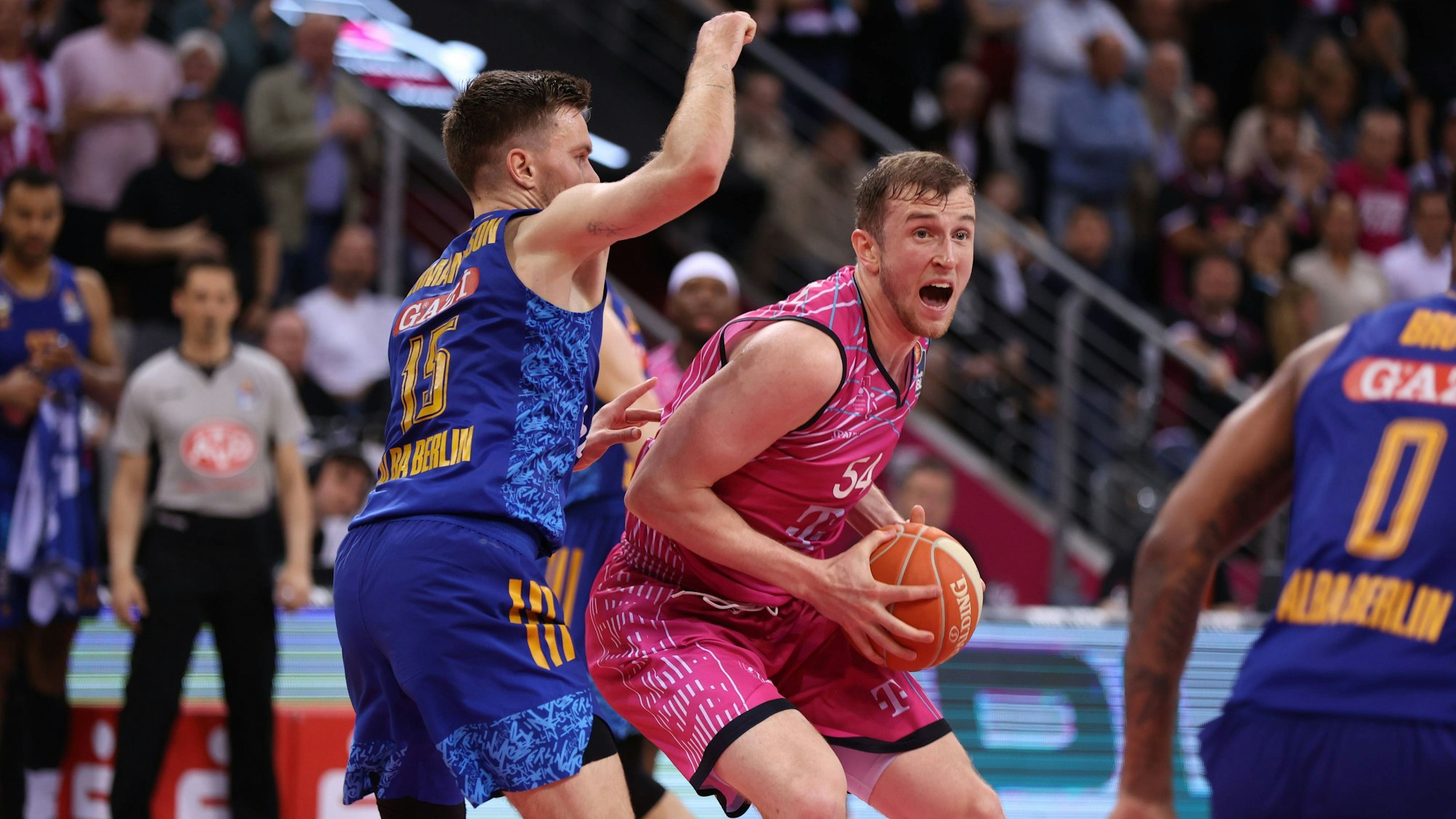 Thomas Kennedy (r.) war mit 22 Punkten Topscorer des Spiels. Hier zieht er gegen Martin Hermannsson.