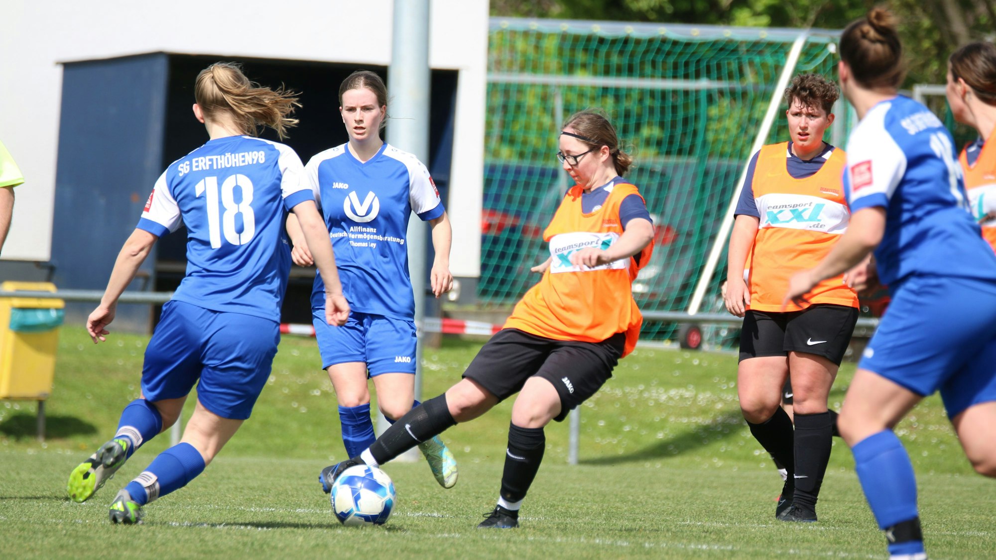 Spielszene aus der Frauenfußballpartie zwischen der SG Erfthöhen und dem SC Wißkirchen.