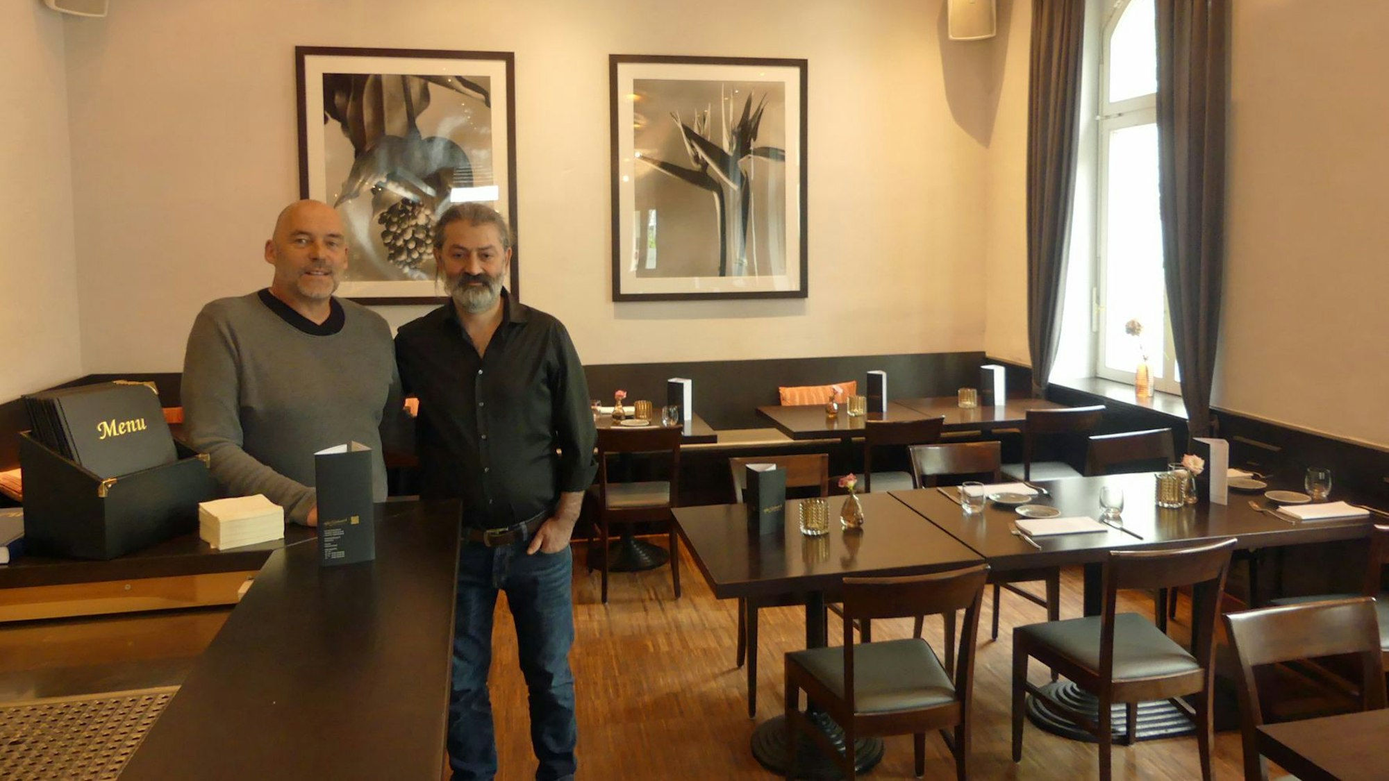 Chefkoch Bernd Stollenwerk und Inhaber Ramazan Palanli im Gastraum des neuen Lokals in der Eichendorffstraße. Foto: Rösgen