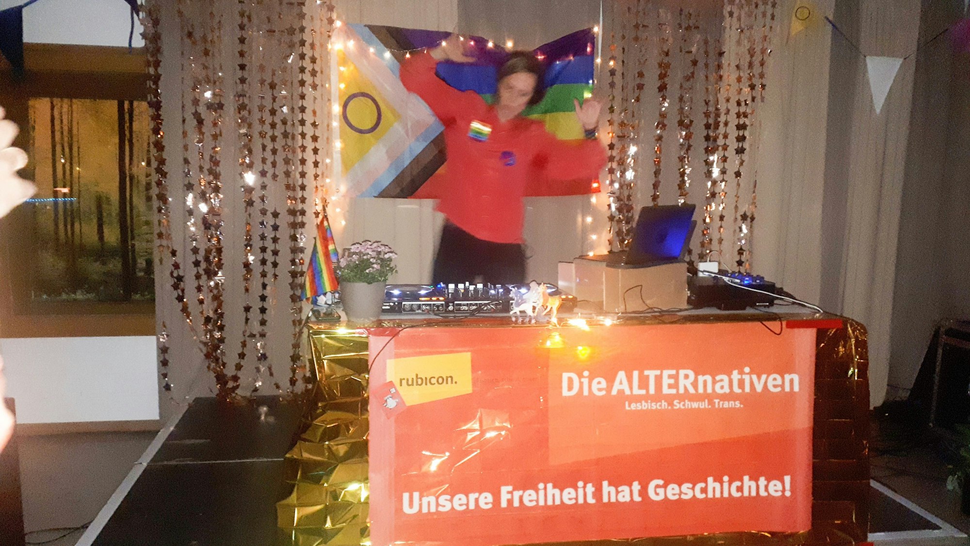 DJ Polly.phon sorgt im Clubraum des Altenberger Hofs für Stimmung. Auf der Terrasse wurde locker geplaudert und entspannt.