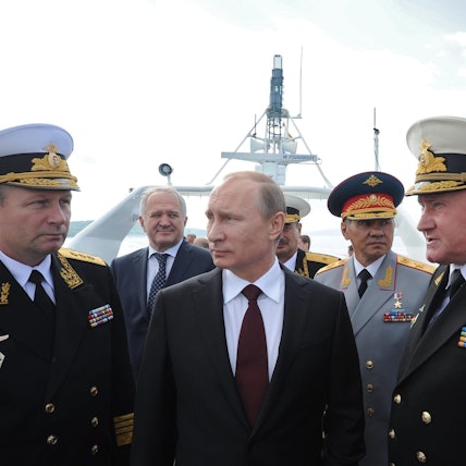 Wladimir Putin auf hoher See (Archivbild). Russland will offenbar die Grenzen in der Ostsee „anpassen“.