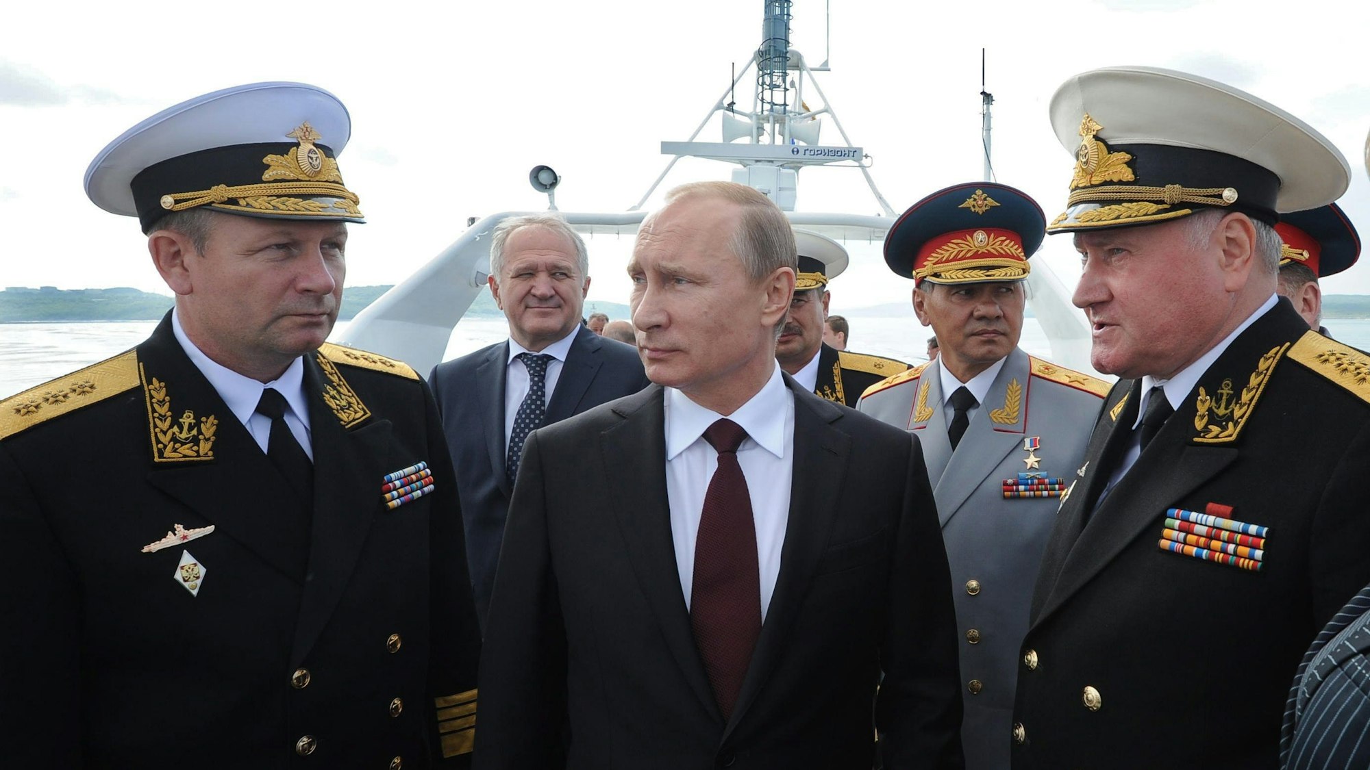 Wladimir Putin auf hoher See (Archivbild). Russland will offenbar die Grenzen in der Ostsee „anpassen“.