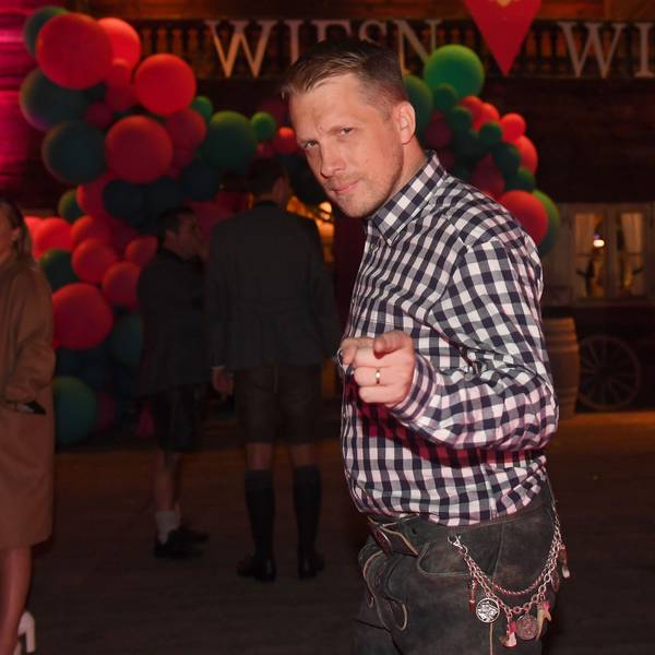 Der Comedian Oliver Pocher zeigt sich bei der "Wiesn Wiesn Charity Night", die unter dem Motto «Ich liebe das Leben» in der «Käfer Alm» an der Galopprennbahn München gefeiert wurde.