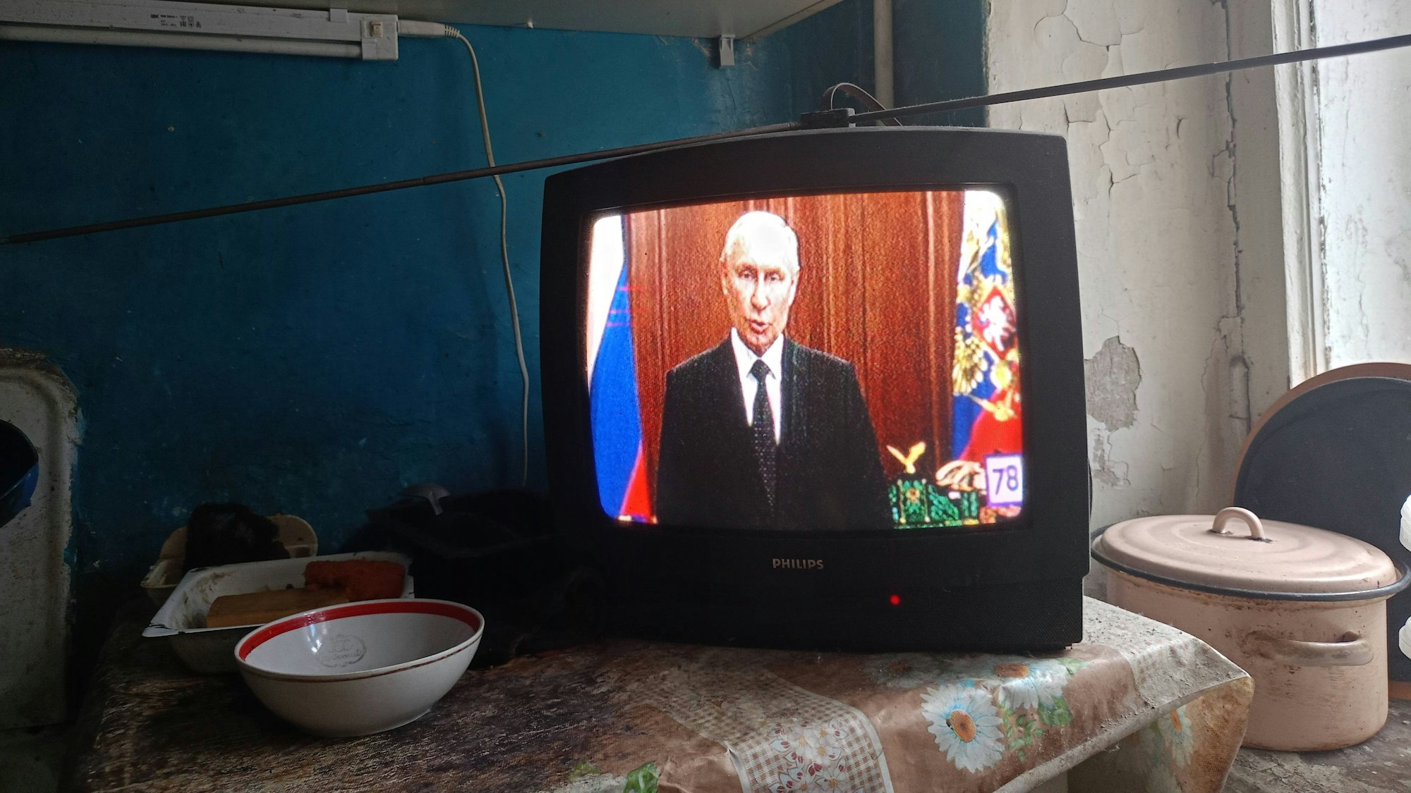Eine Rede von Kremlchef Wladimir Putin läuft im Juni 2023 auf einem TV-Gerät in St. Petersburg. In Russland werden die Staatssender immer wieder für Propaganda genutzt, nun auch nach dem Tod von Irans Präsident Ebrahim Raisi.