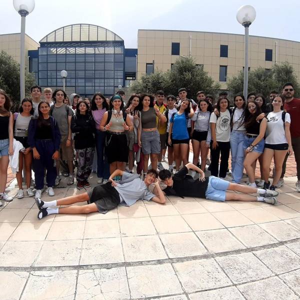 Von der griechischen Insel Kreta grüßen Schülerinnen und Schüler aus Kerpen.