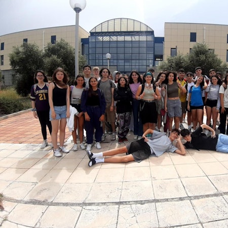 Von der griechischen Insel Kreta grüßen Schülerinnen und Schüler aus Kerpen.