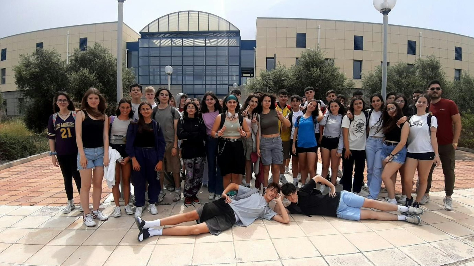 Von der griechischen Insel Kreta grüßen Schülerinnen und Schüler aus Kerpen.