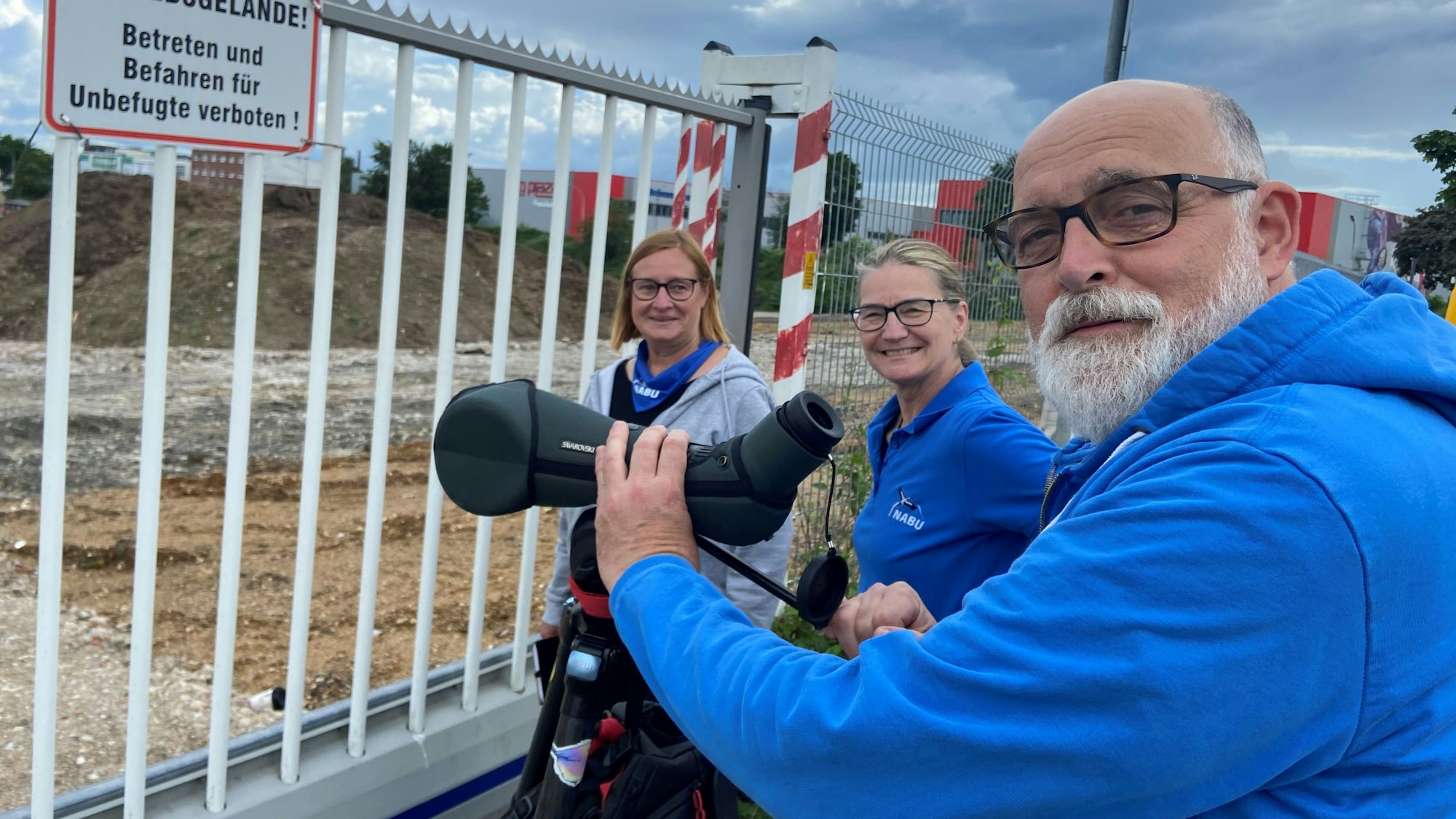 Auf dem Foto sind die Naturschützer zu sehen, die die Möwen auf der Baustelle beobachten