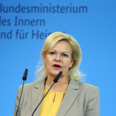 Nancy Faeser (SPD) die Bundesinnenministerin spricht auf einer Konferenz.