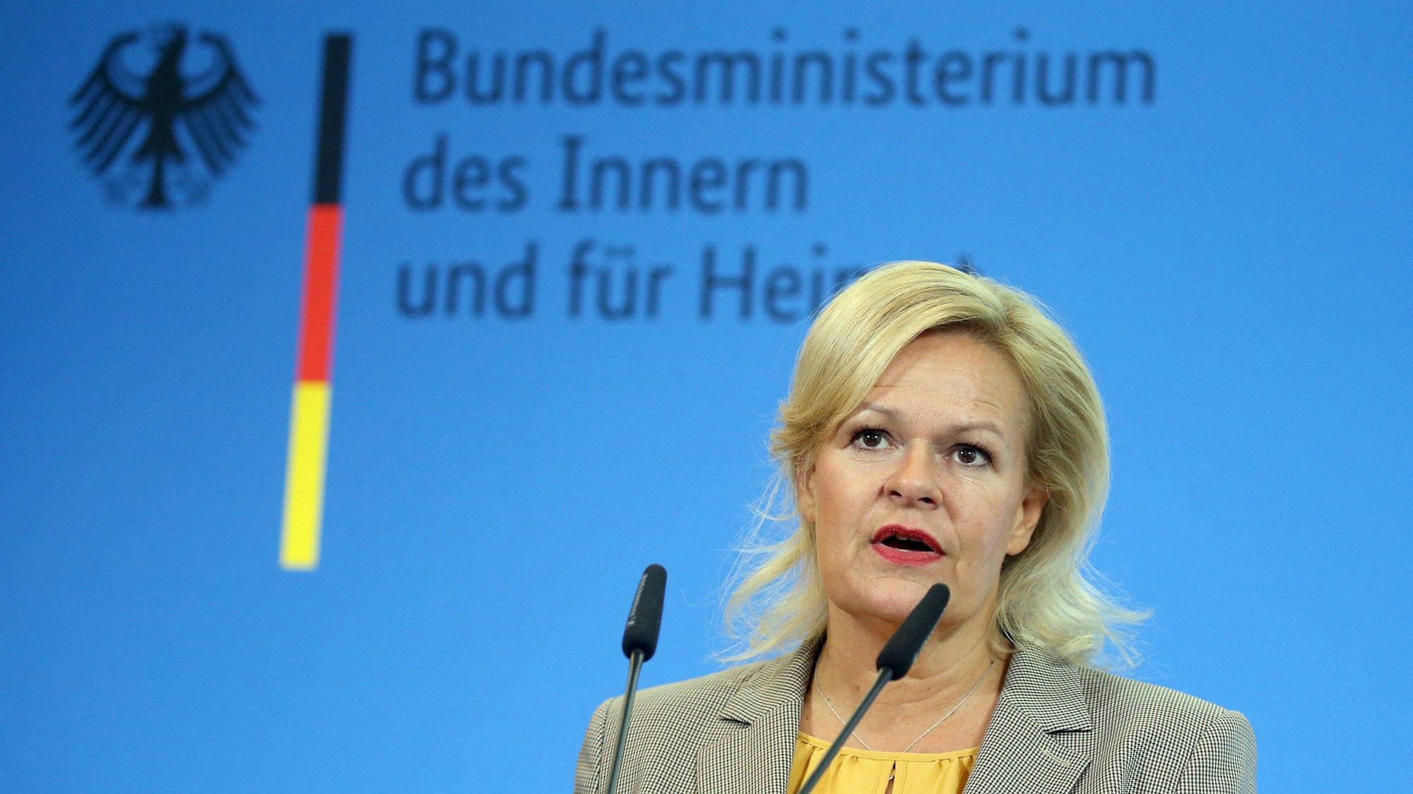 Nancy Faeser (SPD) die Bundesinnenministerin spricht auf einer Konferenz.