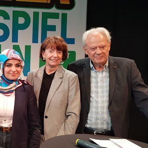 Gemeinsames Erinnern: Bezirksbürgermeister Norbert Fuchs (v.r.), Henriette Reker, Meral Sahin, Stefan Bachmann, Serpil Güner (interKultur e.V.), Muhamet Ayagül (Betroffener) und Bengü Kocatürk-Schuster (Initiative Herkesin Meydanı – Platz für Alle).