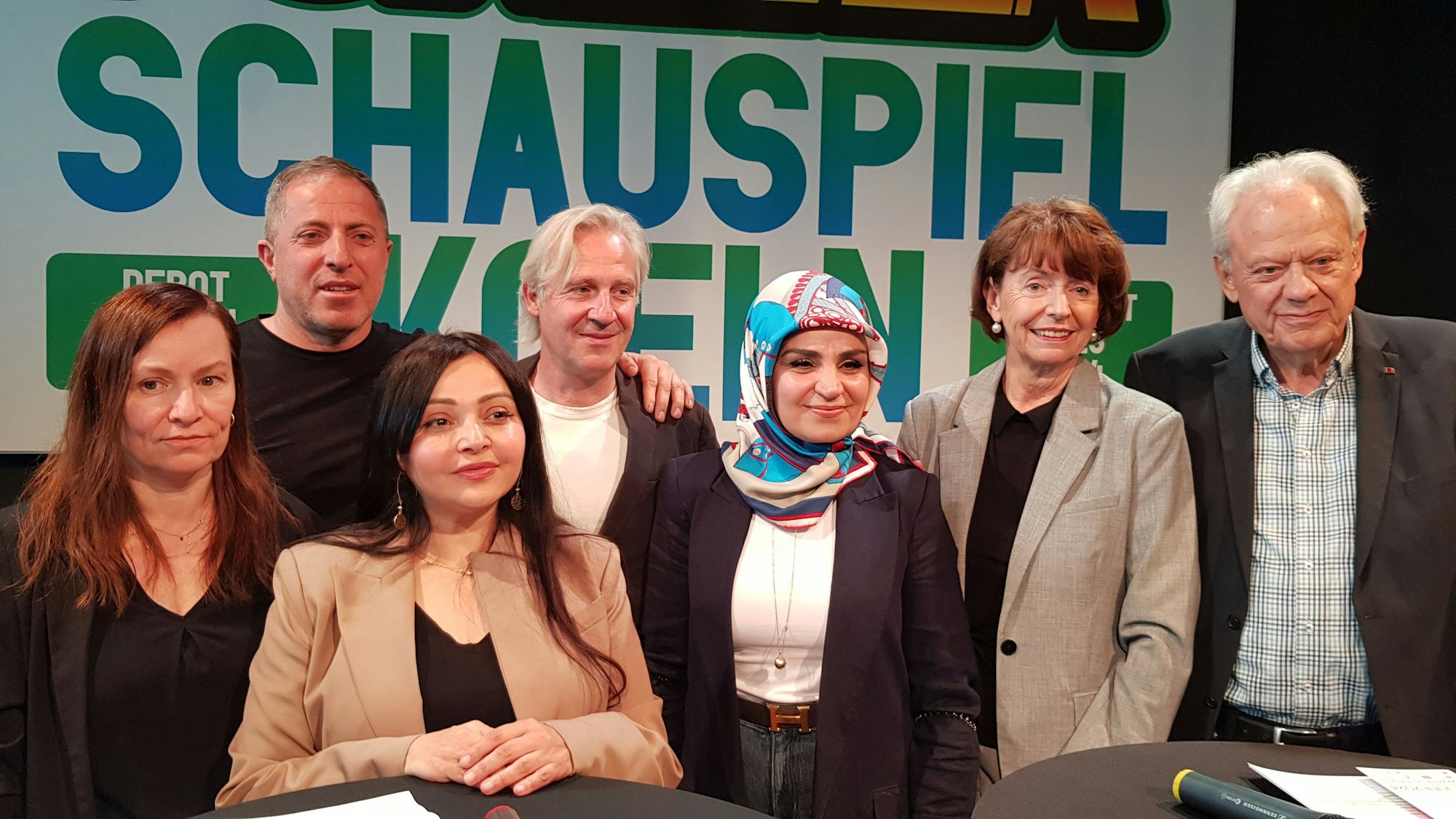 Gemeinsames Erinnern: Bezirksbürgermeister Norbert Fuchs (v.r.), Henriette Reker, Meral Sahin, Stefan Bachmann, Serpil Güner (interKultur e.V.), Muhamet Ayagül (Betroffener) und Bengü Kocatürk-Schuster (Initiative Herkesin Meydanı – Platz für Alle).