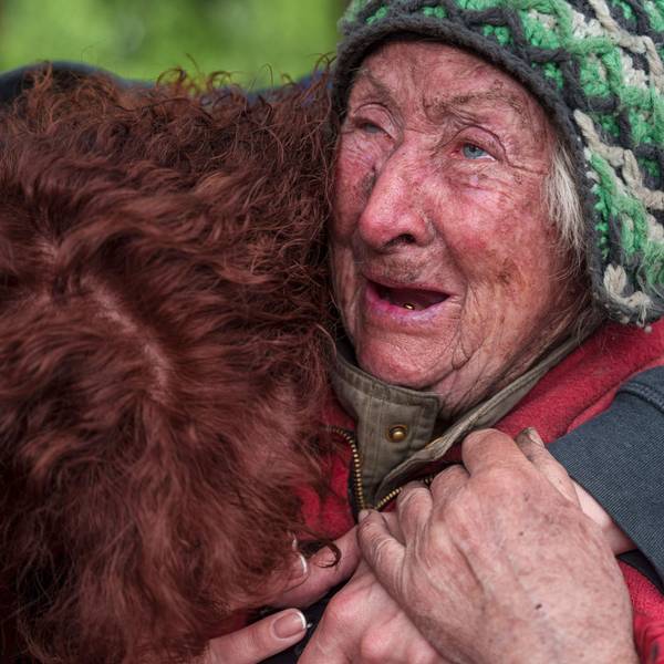 11.05.2024, Ukraine, Wowtschansk: Die 82-jährige Tetiana weint mit ihrer Tochter, als sie aus Wowtschansk gerettet wird. Ihr Ehemann wurde in ihrem Haus nach einem russischen Luftangriff auf die Stadt getötet. Foto: Evgeniy Maloletka/AP/dpa +++ dpa-Bildfunk +++
