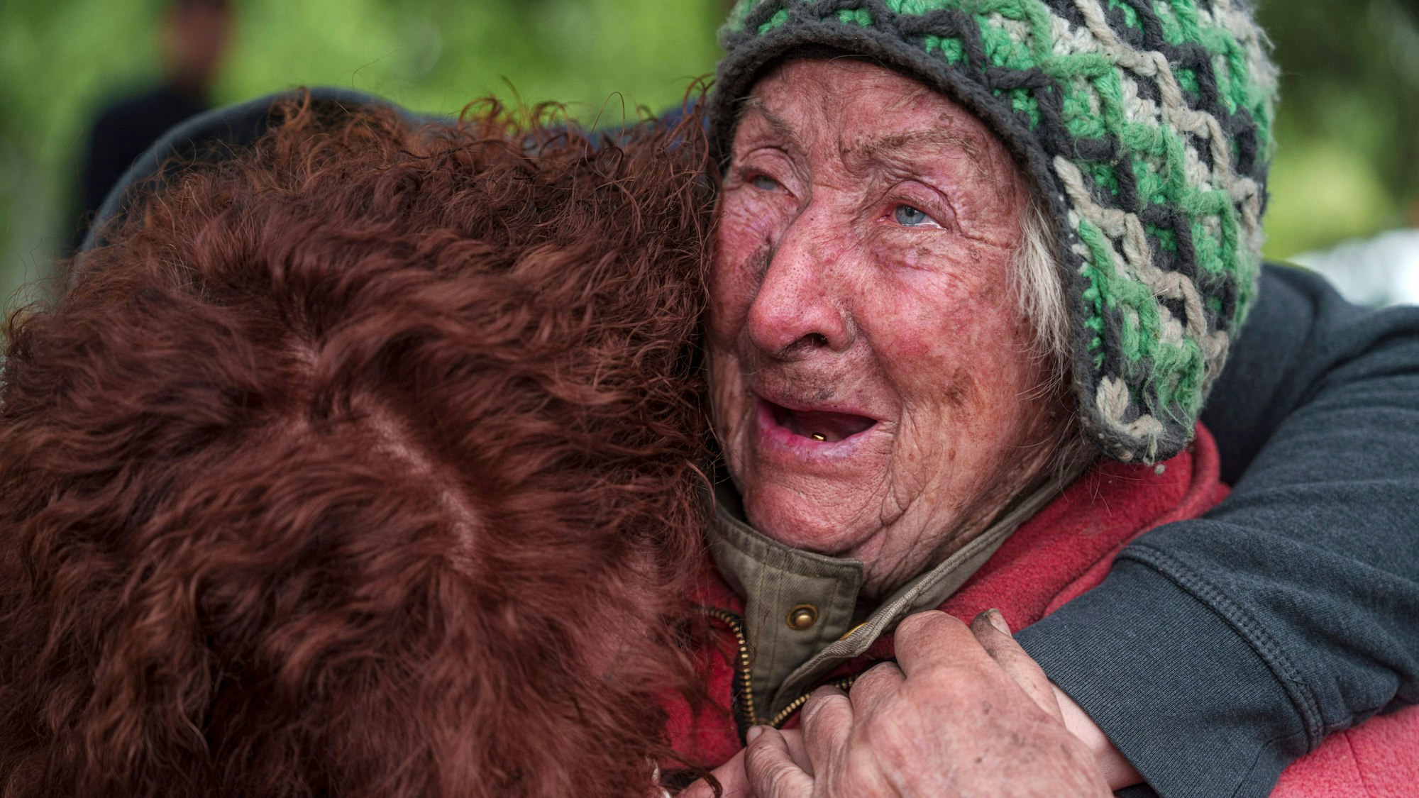 11.05.2024, Ukraine, Wowtschansk: Die 82-jährige Tetiana weint mit ihrer Tochter, als sie aus Wowtschansk gerettet wird. Ihr Ehemann wurde in ihrem Haus nach einem russischen Luftangriff auf die Stadt getötet. Foto: Evgeniy Maloletka/AP/dpa +++ dpa-Bildfunk +++