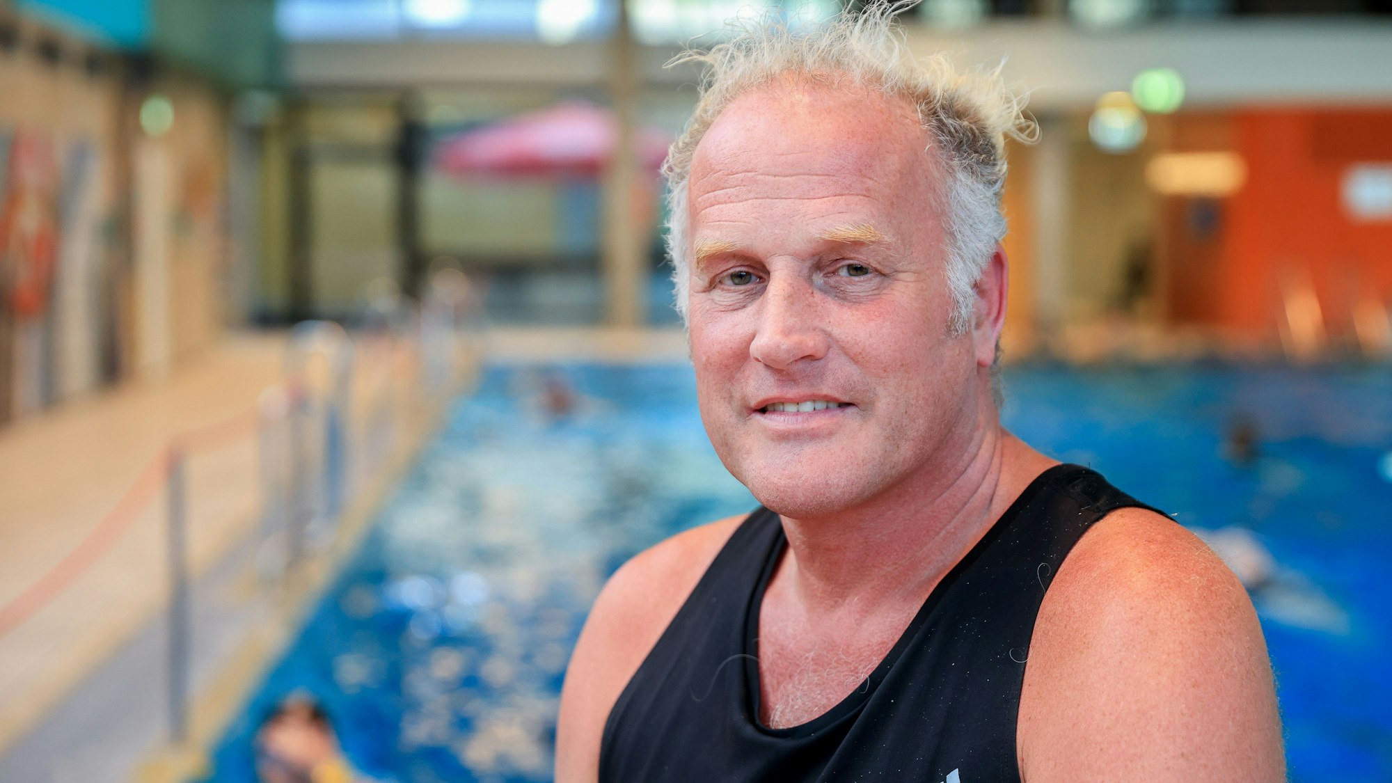 Marco Gödde ist Schwimmlehrer. Porträt im Höhenbergbad.