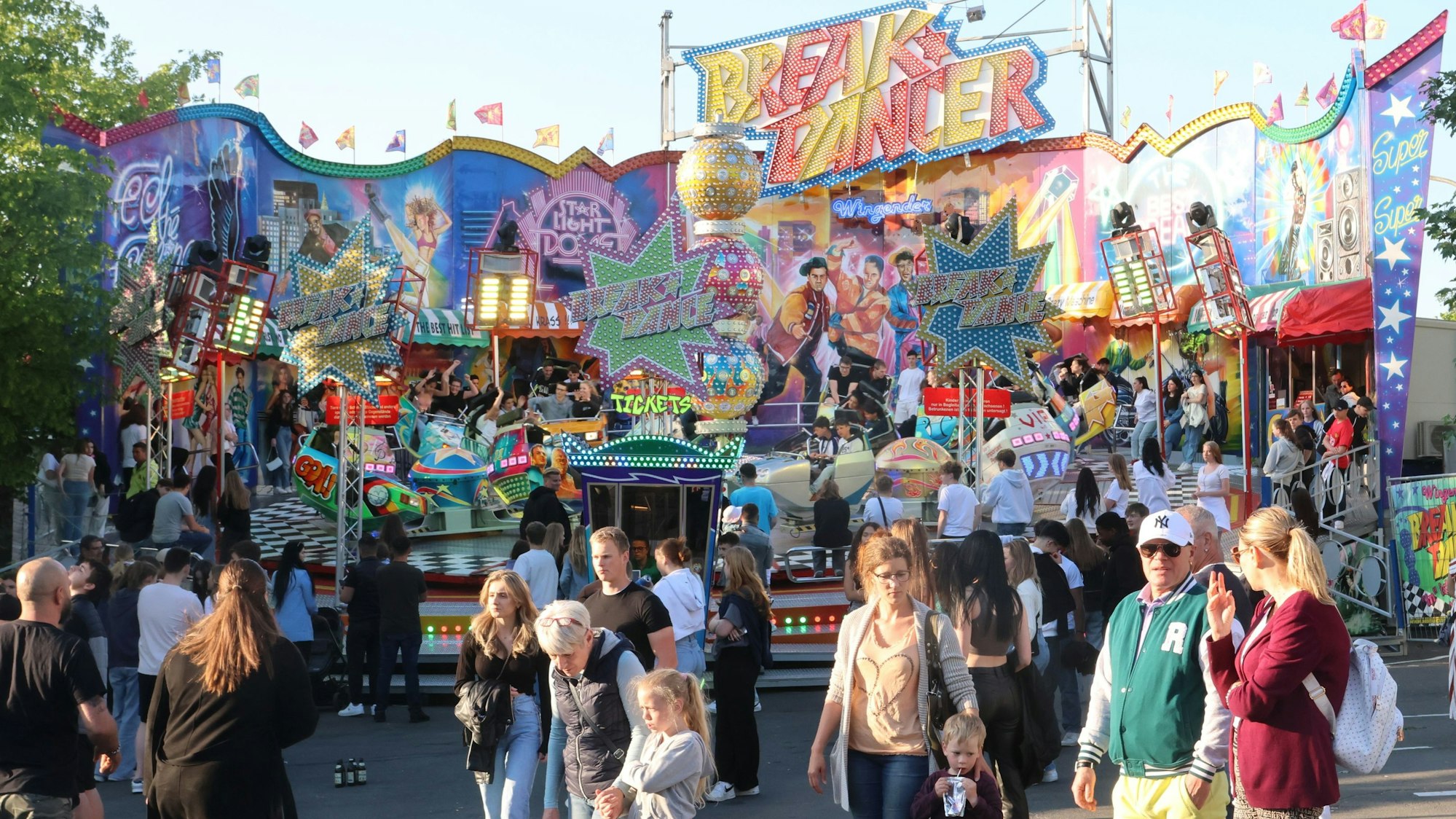 Der „Breakdancer“ auf dem Parkplatz an der Waldbröler Hochstraße ist eine feste Institution. Unser Foto zeigt das Fahrgeschäft.