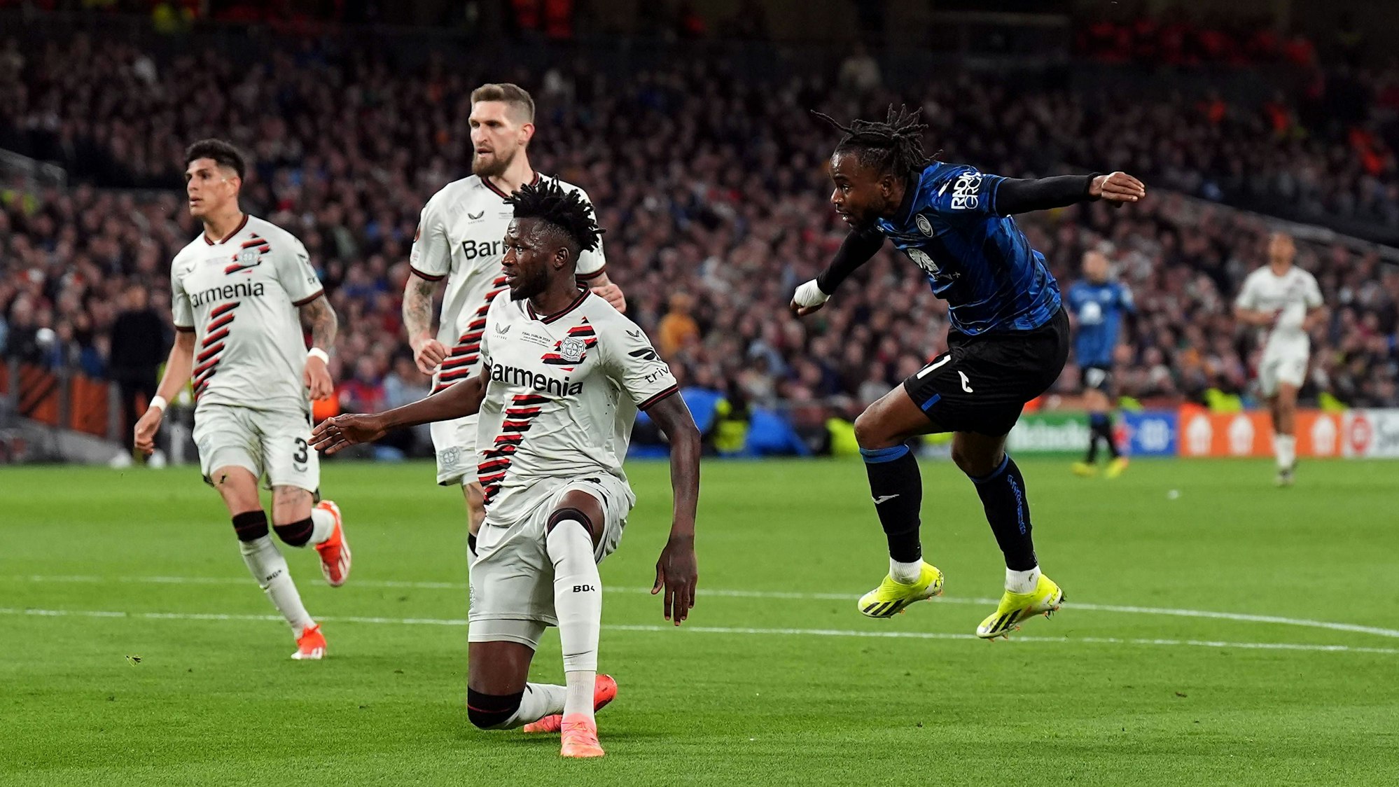 Dritter Streich: Ademola Lookman trifft gegen Edmond Tapsoba zum 3:0.