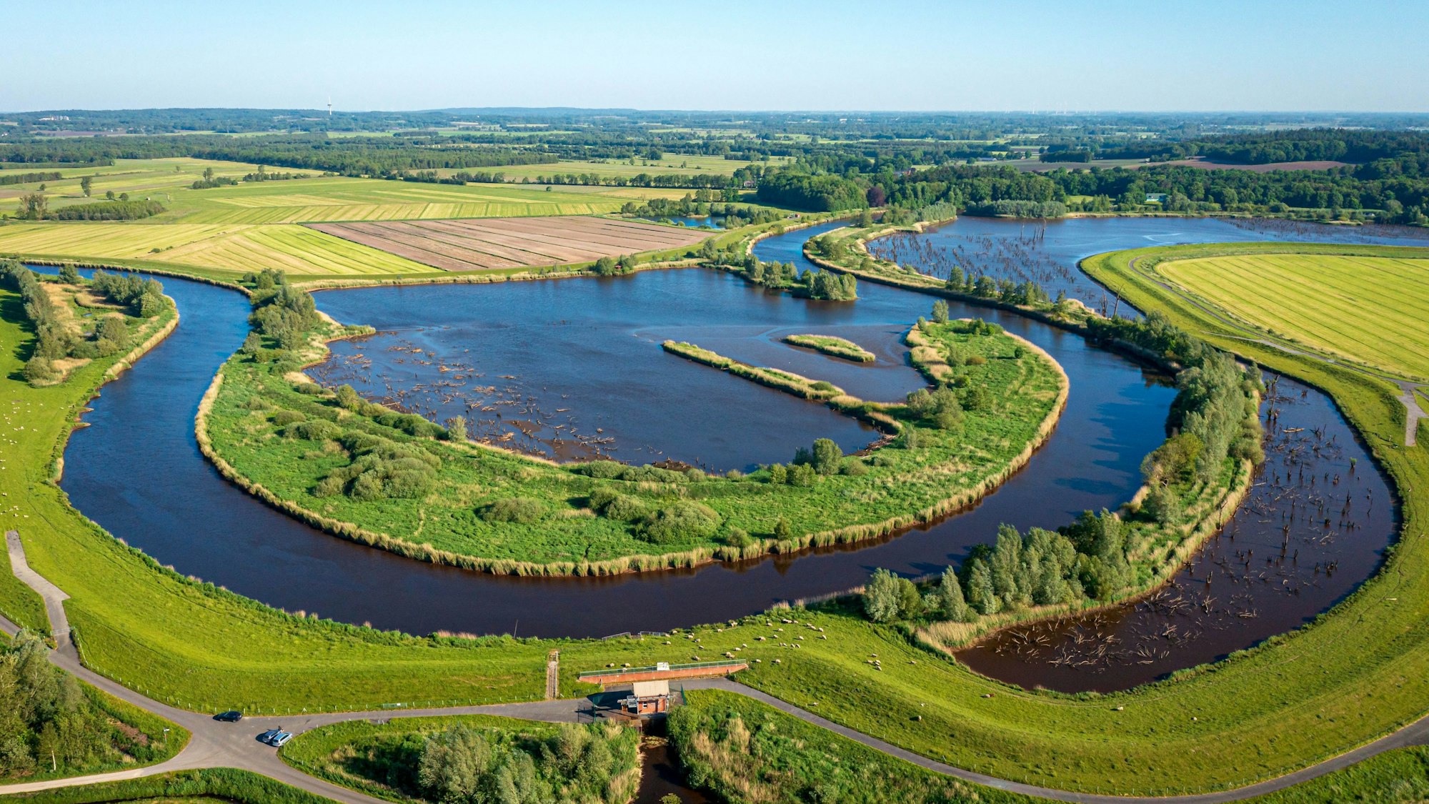 Die Polizei durchkämmte den Fluss Oste aus dem Landkreis Rotenburg (Wümme) bis in den Landkreis Stade, ohne eine Spur von Arian zu finden.