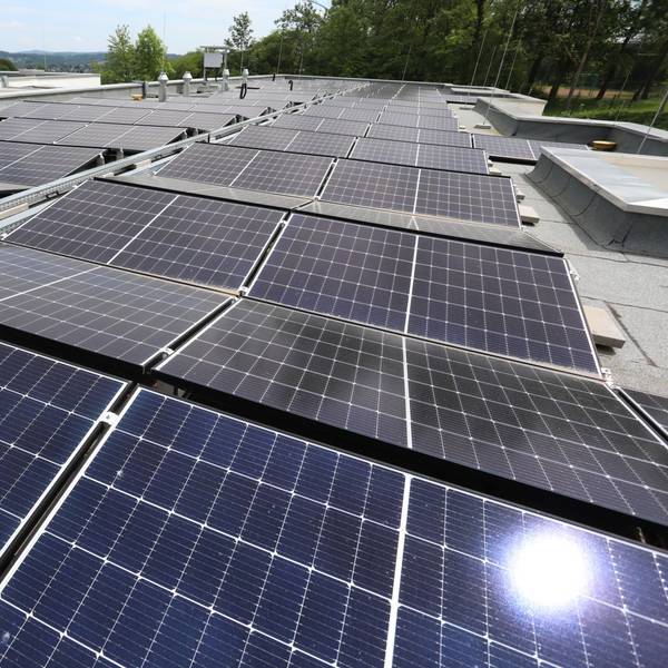 Solarmodule auf dem Dach eines Gebäudes.