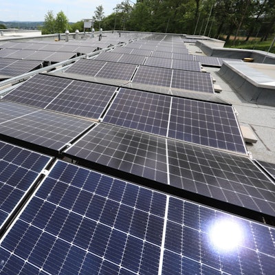 Solarmodule auf dem Dach eines Gebäudes.