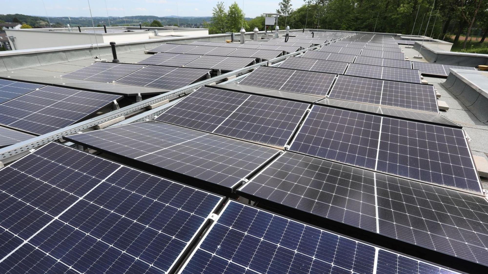 Solarmodule auf dem Dach eines Gebäudes.
