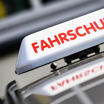 Ein Dachzeichen mit der Aufschrift "Fahrschule" ist an einem Fahrschulauto angebracht.