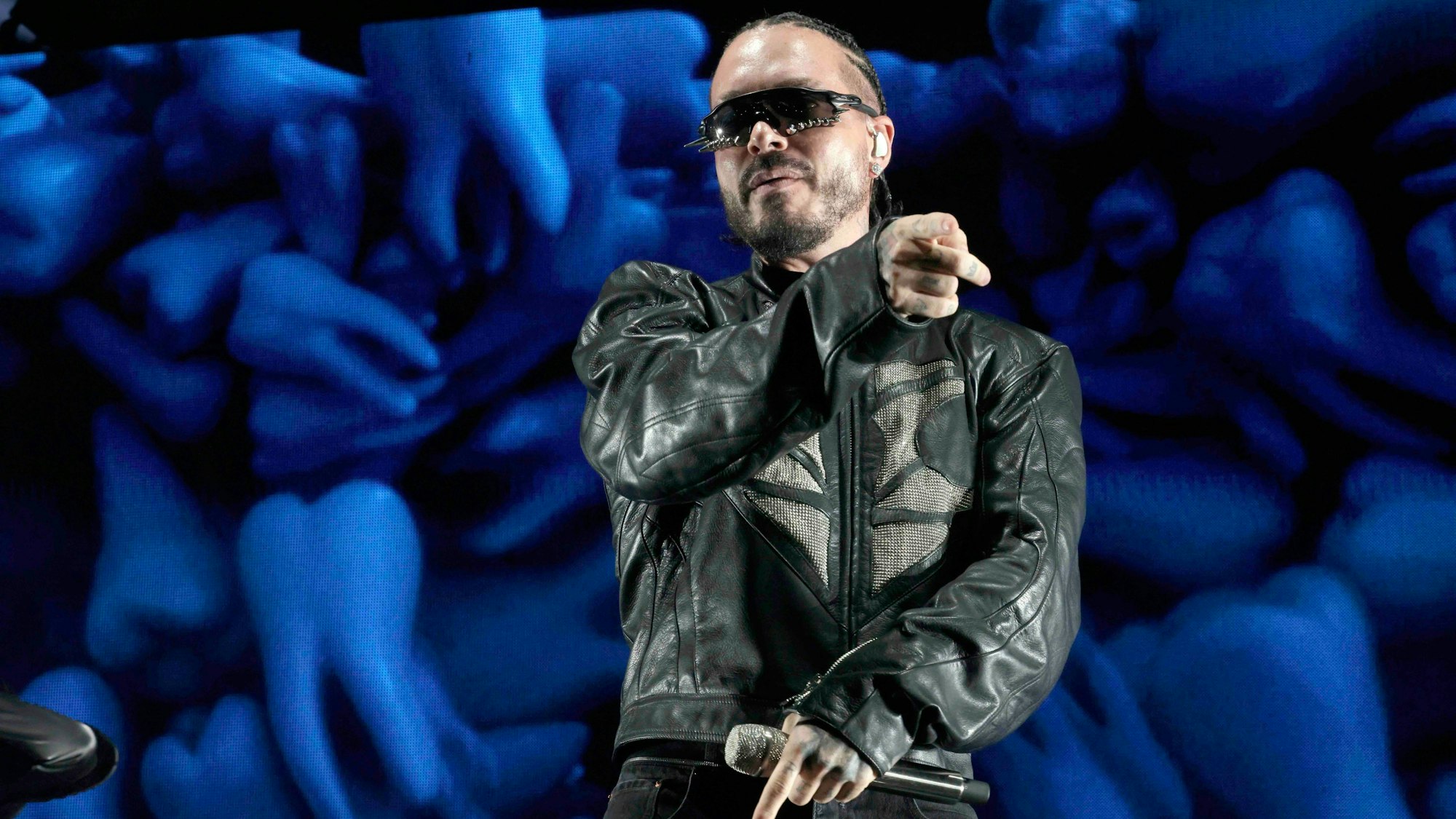 J Balvin steht auf der Bühne