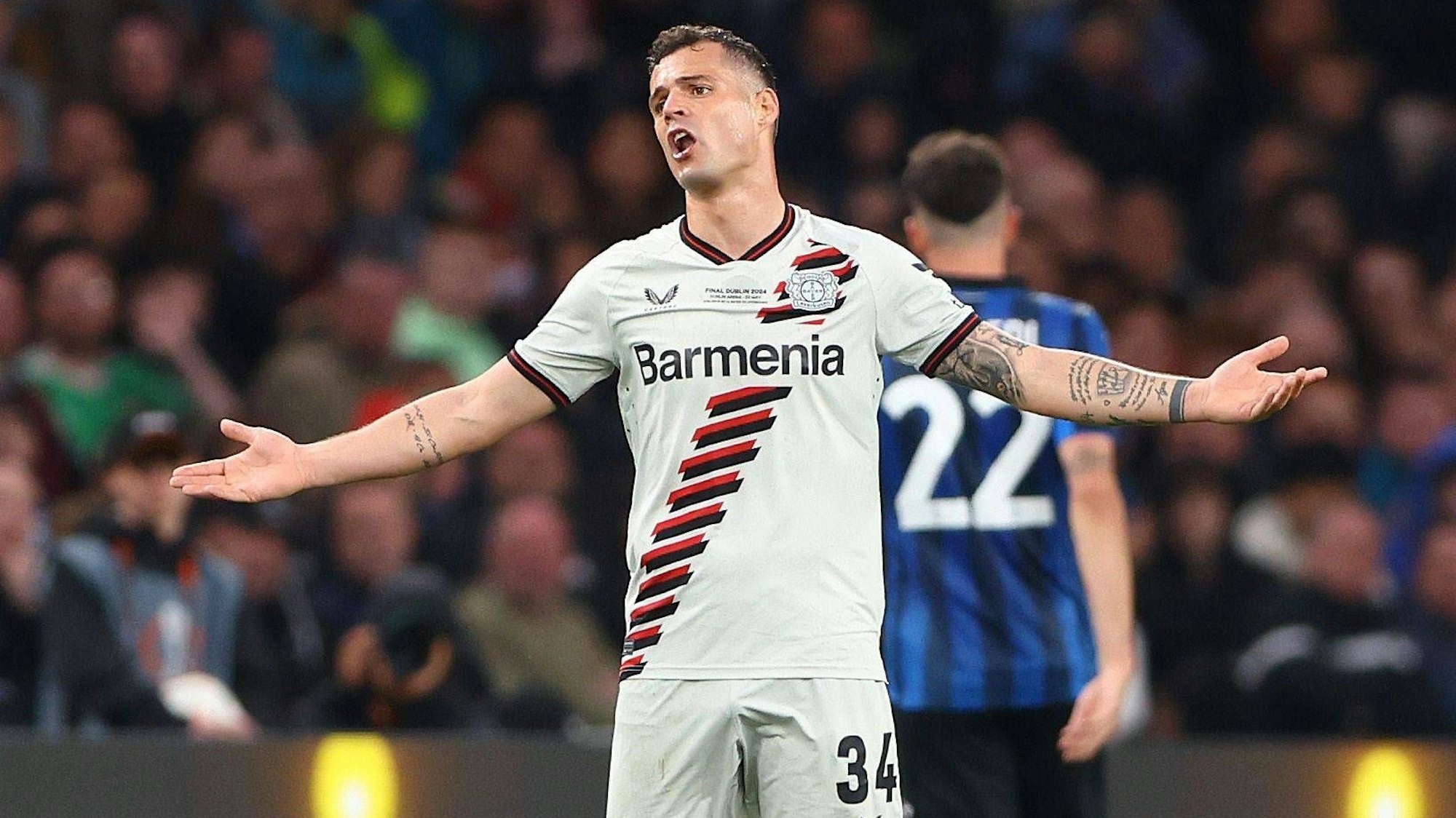 Gebrauchter Abend: Granit Xhaka lamentiert während des Endspiels gegen Atalanta Bergamo.