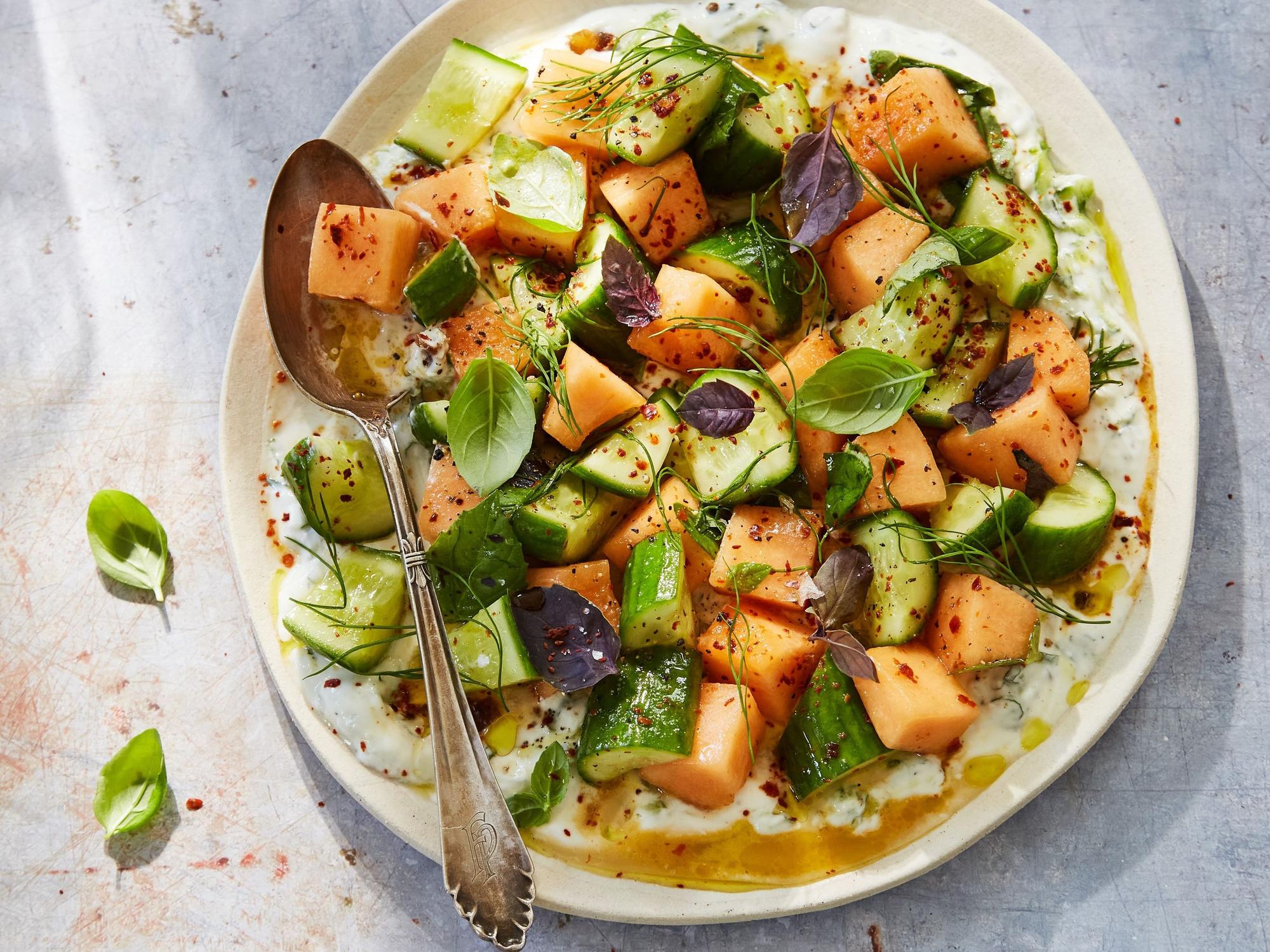 Gurken-Cantaloupe-Salat mit Minze Joghurt aus dem Kochbuch „Hitzefrei“.