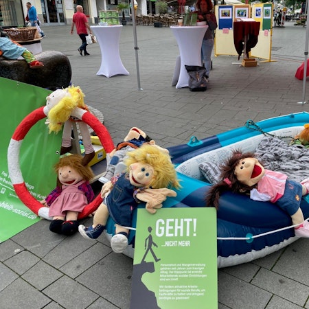 Das Foto zeigt eine Aktion zum Kita-Notstand in Bergisch Gladbach.