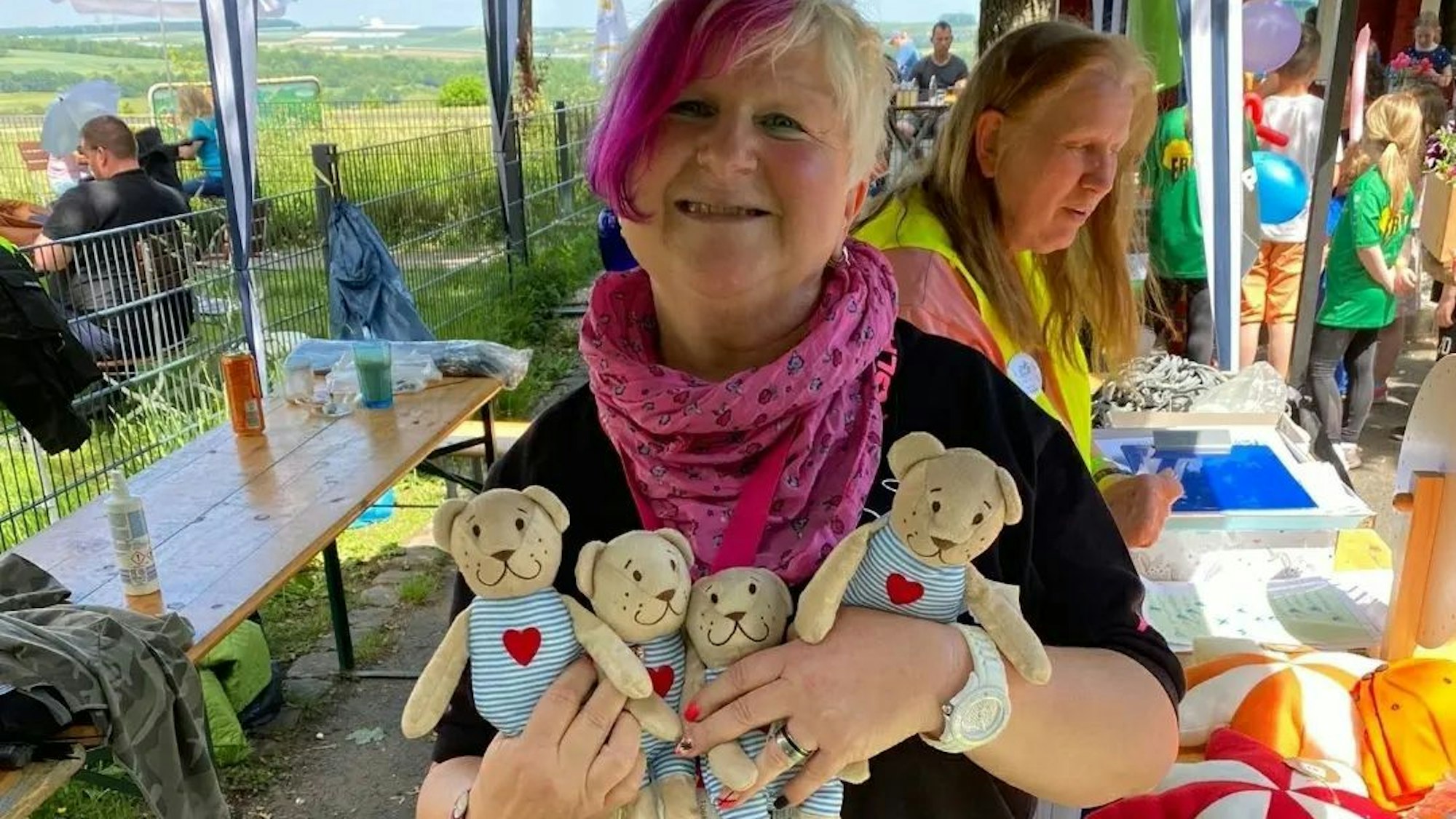 Organisatorin Angie Müller aus Waldbröls Nachbargemeinde Windeck hat ein großes Herz für Kinder. Sie hofft, dass möglichst viele junge Leute am Sonntag in die Marktstadt kommen. Auf dem Foto hält sie Teddybären im Arm.