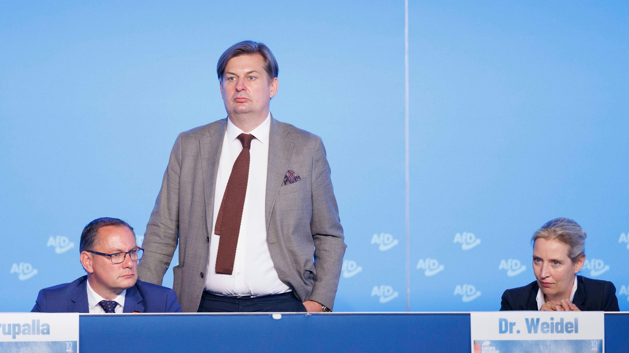 Die AfD-Vorsitzenden Tino Chrupalla (l.) und Alice Weidel (r.) zusammen mit Maximilian Krah auf dem Podium. Die Partei hat ein Auftrittsverbot gegen den Spitzenkandidaten für die Europawahl verhängt. (Archivbild)