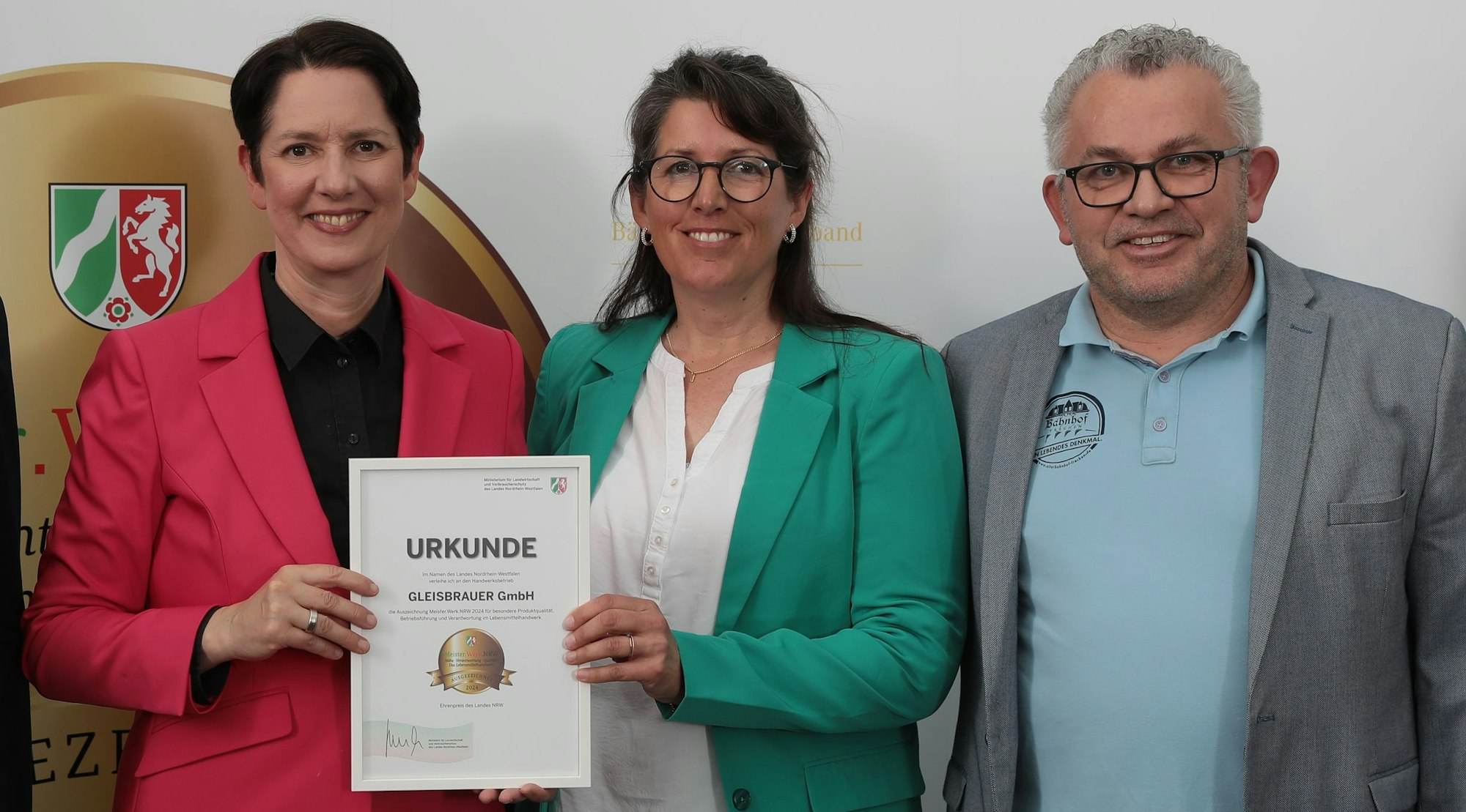 Auf dem Bild ist die Übergabe des Ehrenpreises zu sehen.