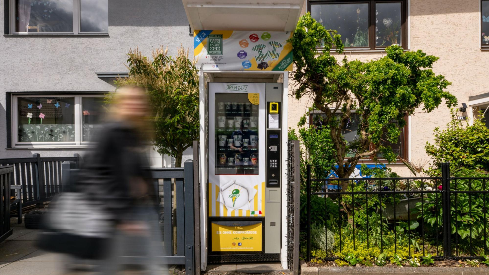 Ein Automat für Eis steht vor Wohnhäusern.