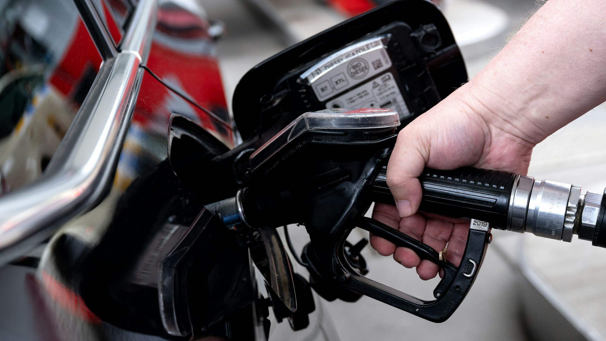 Ein Auto wird betankt