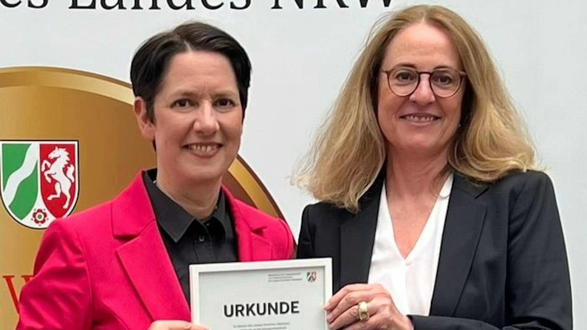 Auf dem Bild ist Sandra Heinemann von der Bäckerei Heinemann mit der Ministerin Silke Gorißen zu sehen.