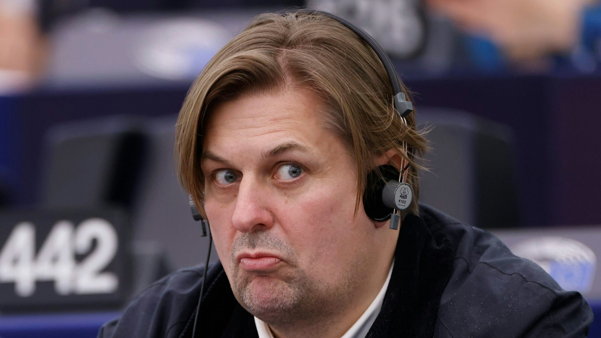 ARCHIV - 23.04.2024, Frankreich, Straßburg: Maximilian Krah von der Alternative für Deutschland (AfD) nimmt an einer Sitzung des Europäischen Parlaments teil.