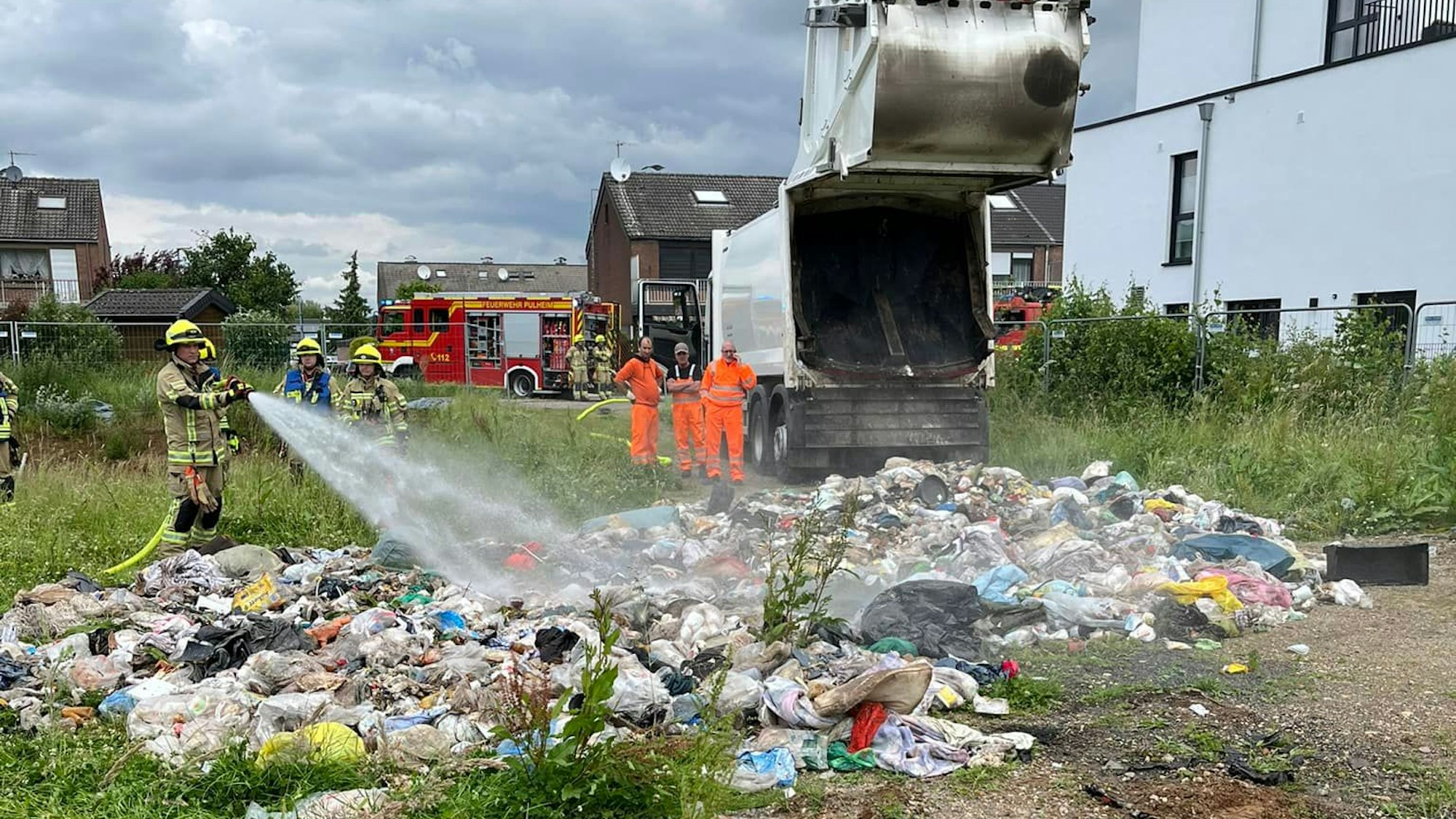 Feuerwehrleute löschten den Inhalt eines Müllwagens.